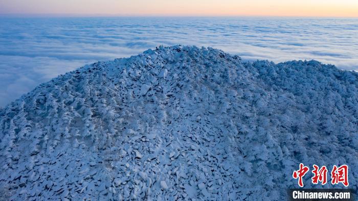 圖為積雪點(diǎn)綴秦嶺冰晶頂?！≈烊竾?guó)家森林公園供圖