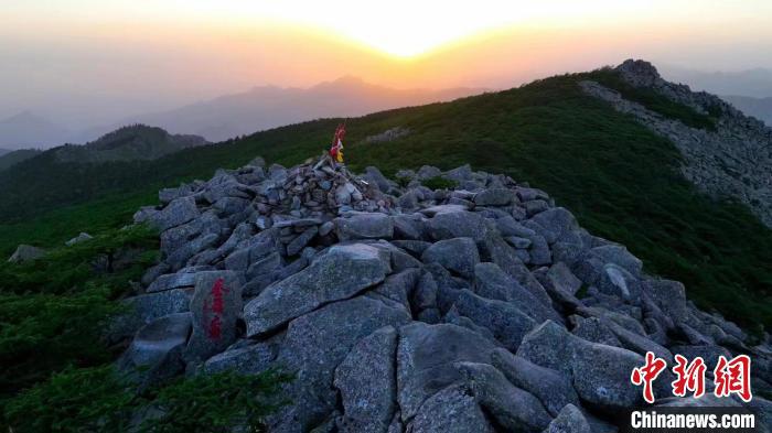 圖為“秦嶺之巔”冰晶頂?！≈烊竾疑止珗@供圖
