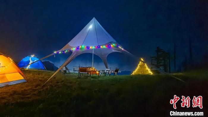 圖為游人在秦嶺山間露營?！≈烊竾疑止珗@供圖